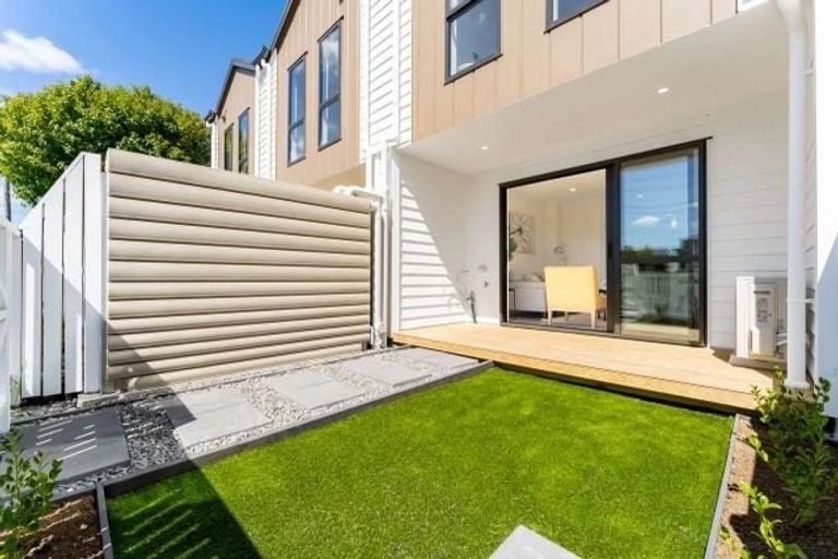 Photo of property in 8/67 Royal View Road, Te Atatu South, Auckland, 0610
