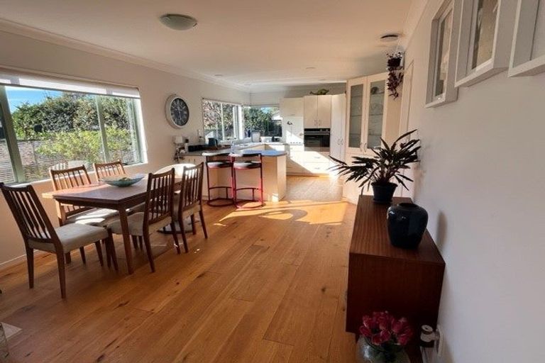 Photo of property in 9 Bradbury Road, Botany Downs, Auckland, 2010