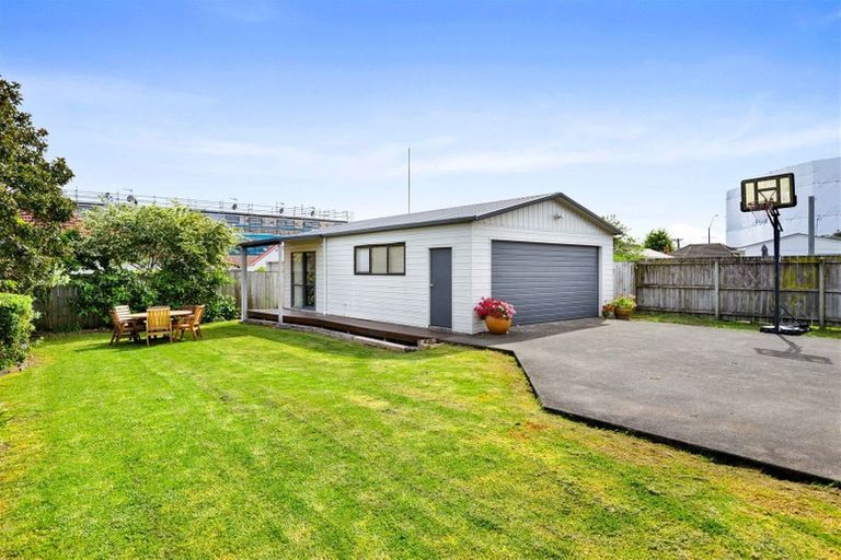 Photo of property in 3 Yeovil Road, Te Atatu Peninsula, Auckland, 0610