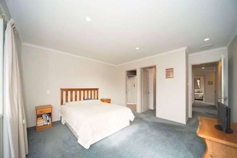 Photo of property in 12 Johnstone Drive, Fitzherbert, Palmerston North, 4410