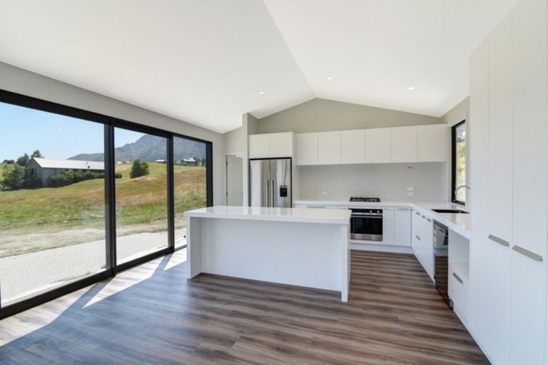 Photo of property in 16 Kinross Lane, Jacks Point, Queenstown, 9371