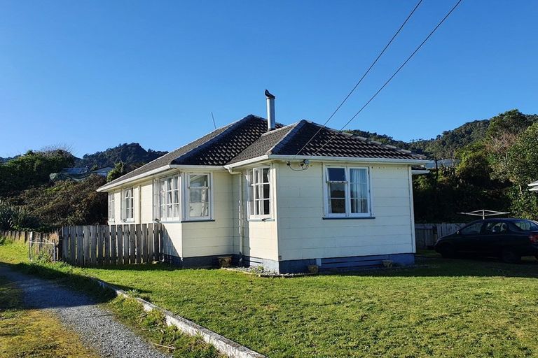 Photo of property in 9 Mckane Place, Cobden, Greymouth, 7802