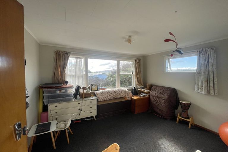 Photo of property in 11 Innes Way, Newlands, Wellington, 6037