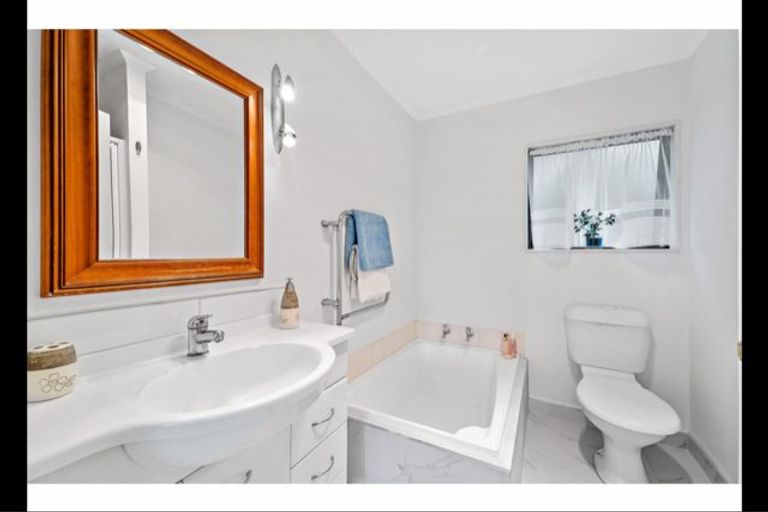 Photo of property in 2/5 Anne Road, Hillcrest, Auckland, 0627