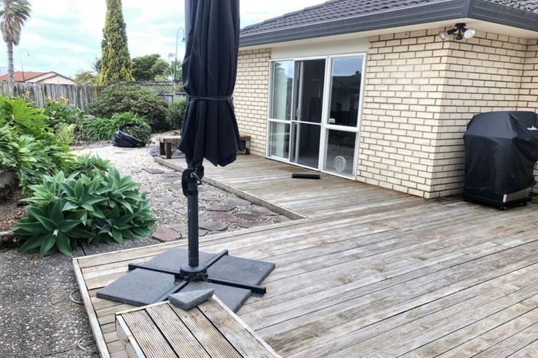 Photo of property in 10 Newry Close, East Tamaki Heights, Auckland, 2016