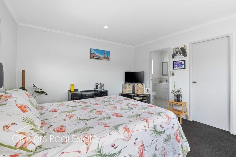 Photo of property in 18b Vardon Road, Green Bay, Auckland, 0604