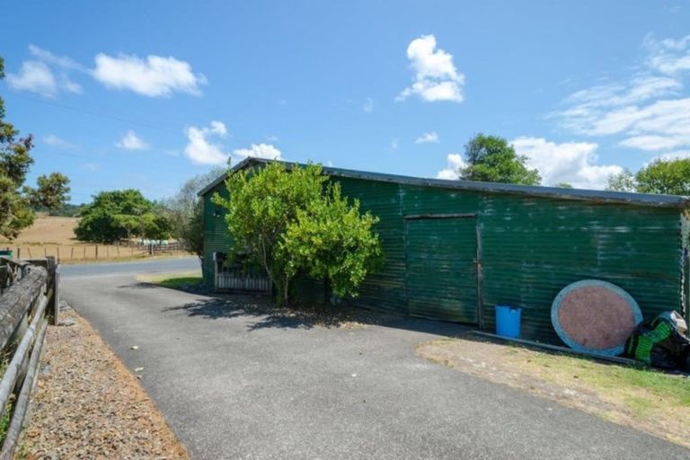 Photo of property in 264 Waikoukou Valley Road, Waimauku, 0882