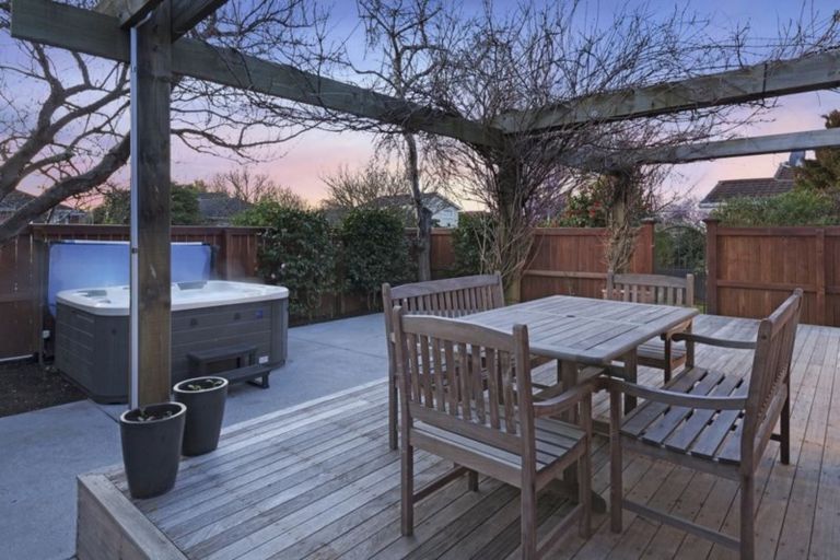 Photo of property in 14 Oakfield Street, Burnside, Christchurch, 8053