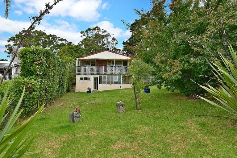 Photo of property in 14 Tawhana Crescent, Red Beach, 0932