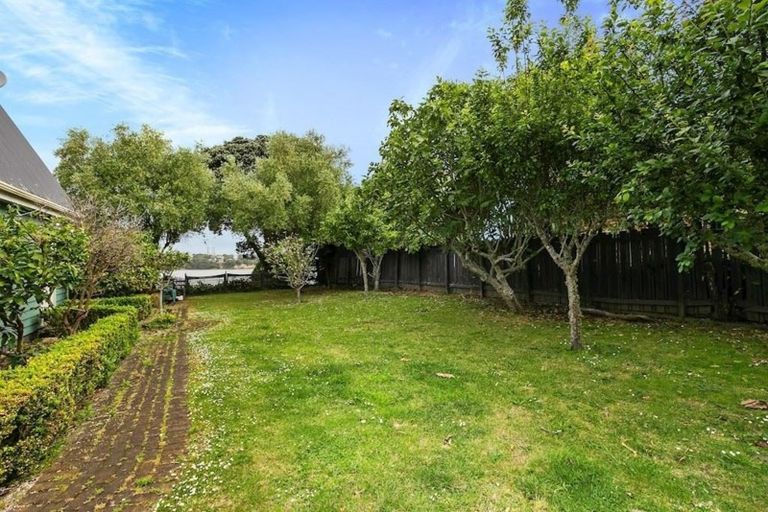 Photo of property in 17 Norwood Road, Bayswater, Auckland, 0622