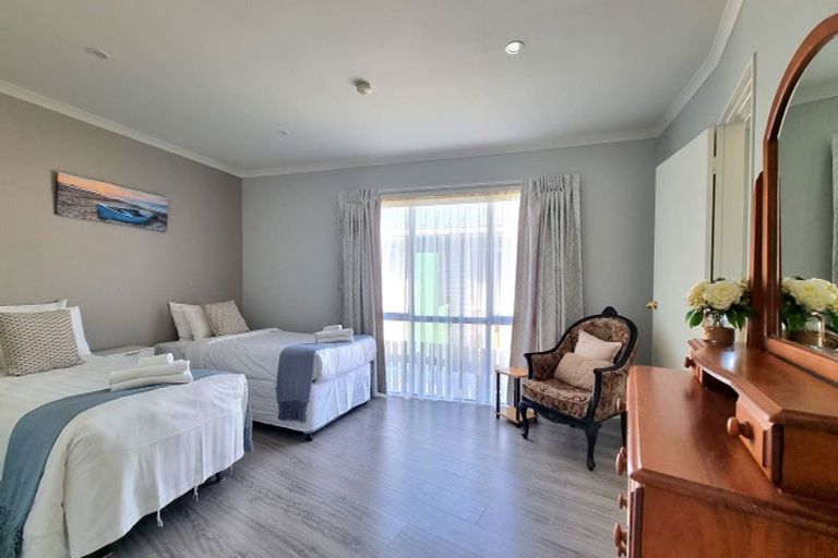 Photo of property in 176 Gossamer Drive, Pakuranga Heights, Auckland, 2010