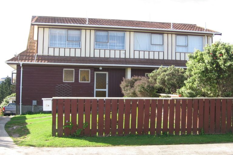 Photo of property in 8 Kingsbridge Place, Newlands, Wellington, 6037