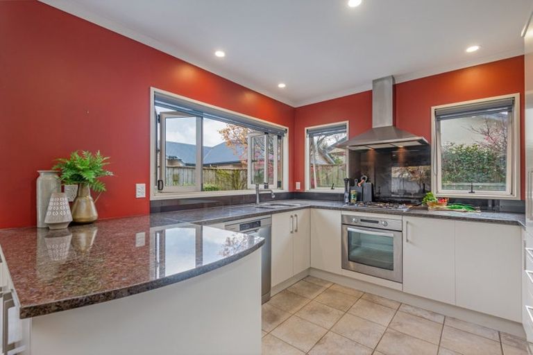 Photo of property in 12 Cloake Way, Palmerston North, 4414