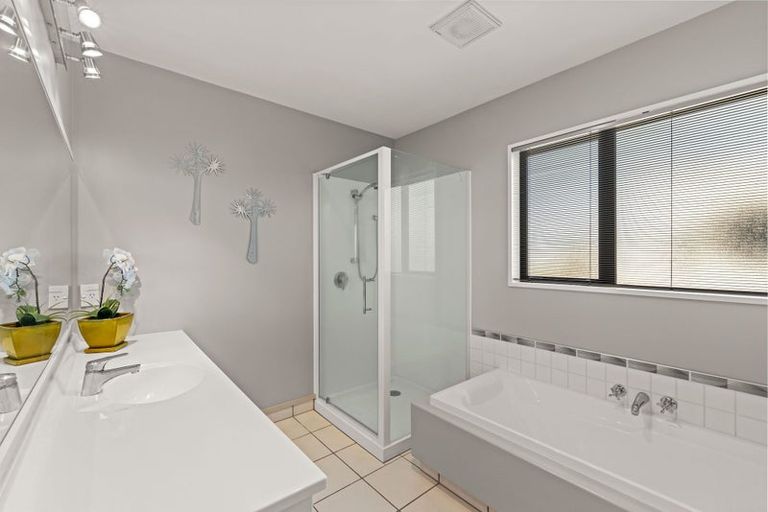 Photo of property in 28 Huntingdon Place, Avonhead, Christchurch, 8042