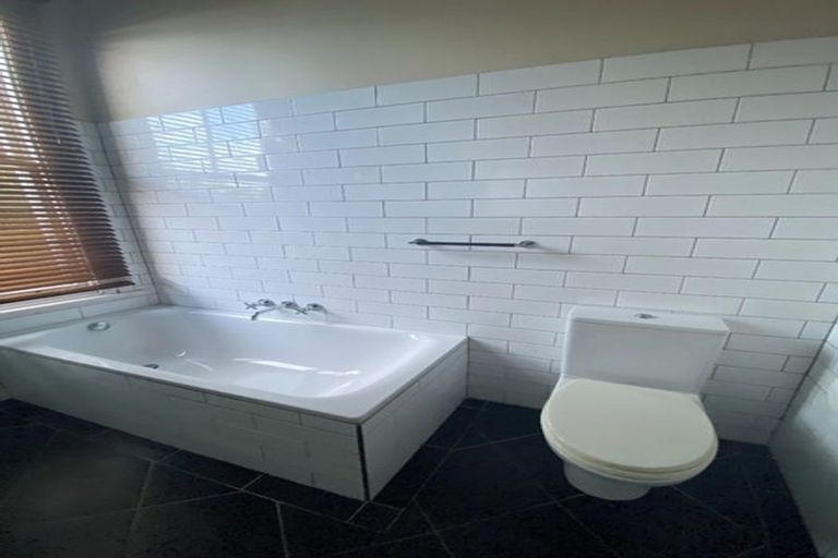 Photo of property in 16 Sealy Road, Bluff Hill, Napier, 4110