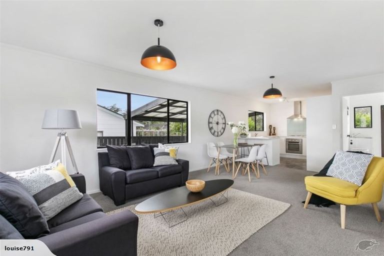 Photo of property in 2/8 Lingfield Street, Glenfield, Auckland, 0629