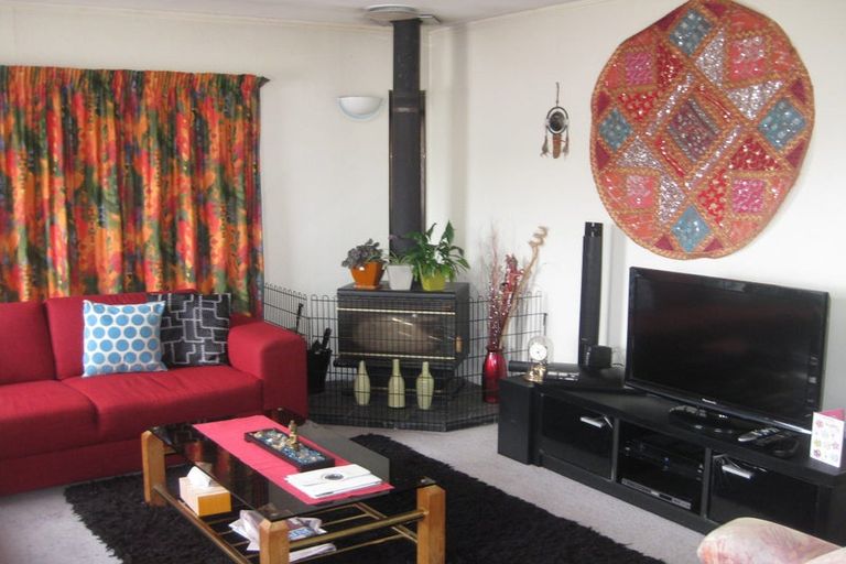 Photo of property in 41 Colchester Crescent, Newlands, Wellington, 6037