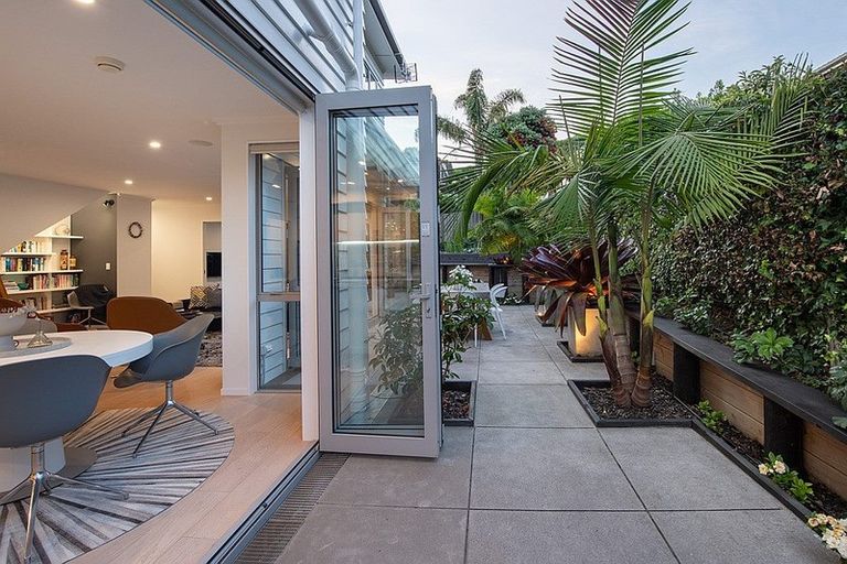 Photo of property in 3a Rossmore Terrace, Murrays Bay, Auckland, 0630