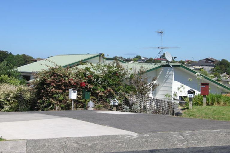 Photo of property in 19 Barker Rise, Northcross, Auckland, 0632