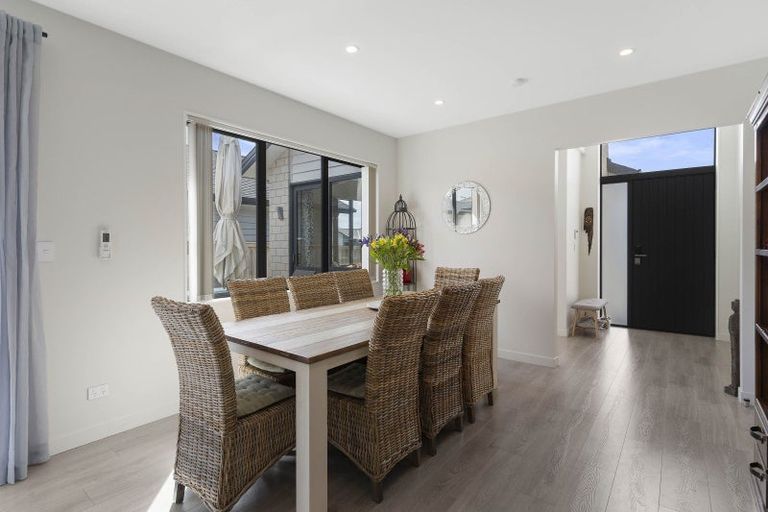 Photo of property in 14 Vinistra Road, Kumeu, 0810