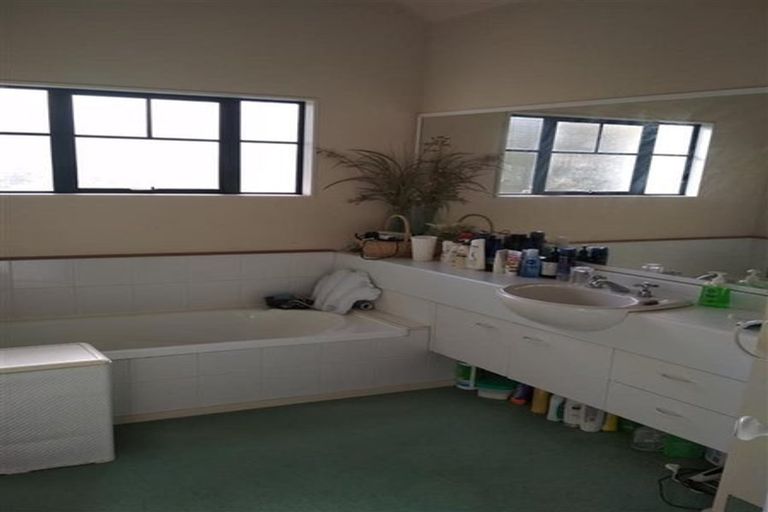 Photo of property in 20 Derry Hill, Churton Park, Wellington, 6037