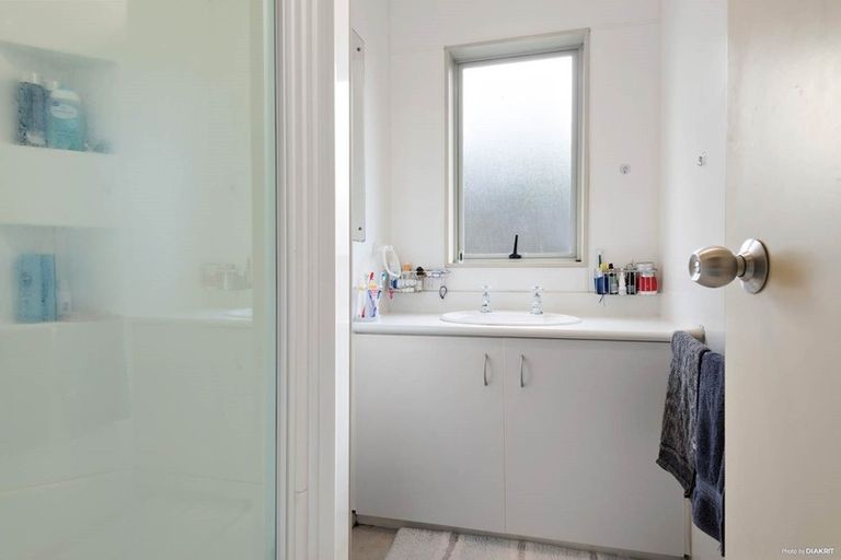 Photo of property in 2/36 Elizabeth Drive, West Harbour, Auckland, 0618