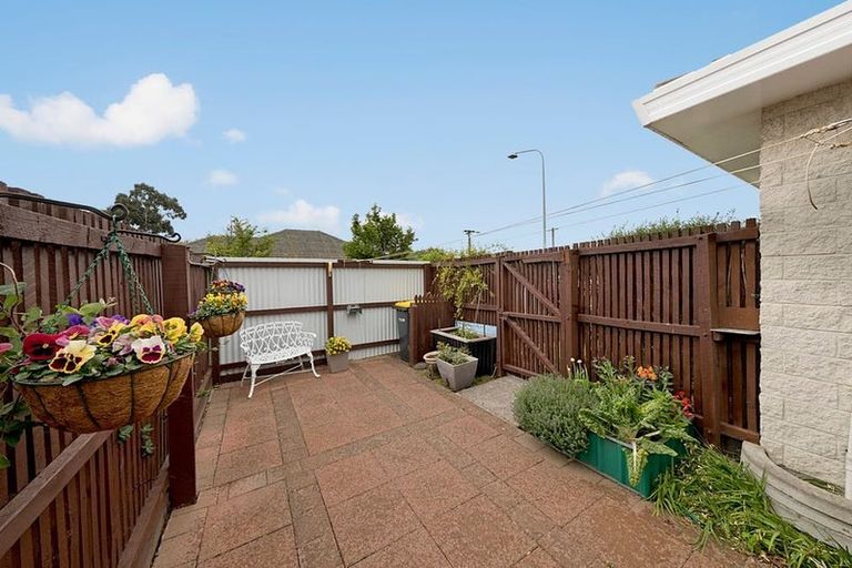 Photo of property in 2/10 Nyoli Street, Northcote, Christchurch, 8052