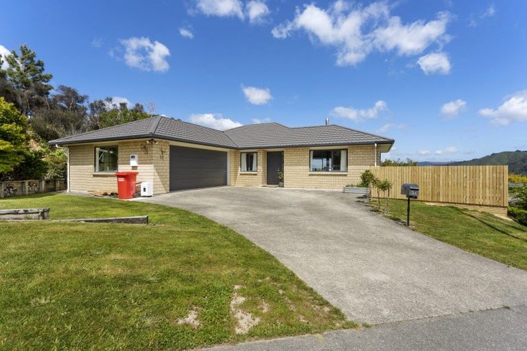 Photo of property in 32 Mount Marua Drive, Timberlea, Upper Hutt, 5018