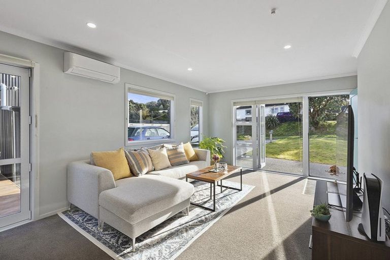 Photo of property in 2/1 Murphy Place, Titahi Bay, Porirua, 5022