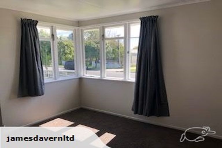 Photo of property in 6 Taipari Road, Te Atatu Peninsula, Auckland, 0610