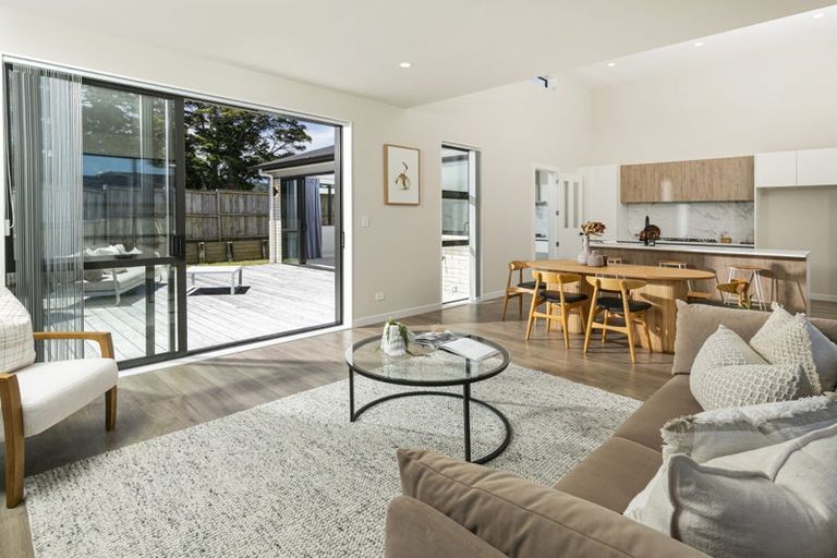 Photo of property in 1 Mcindoe Road, Kumeu, 0810