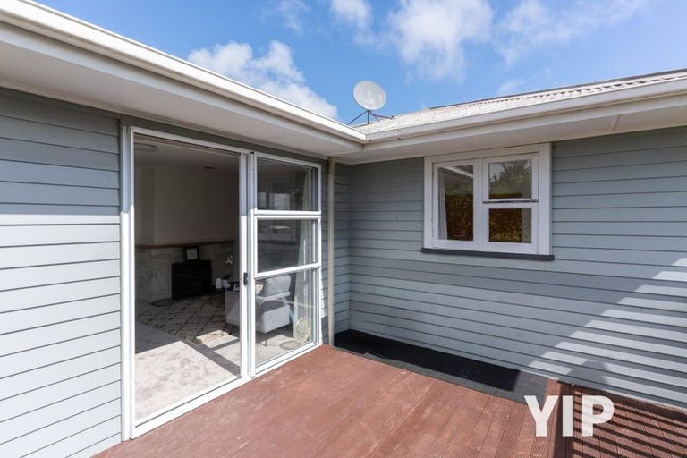 Photo of property in 114 Newlands Road, Newlands, Wellington, 6037