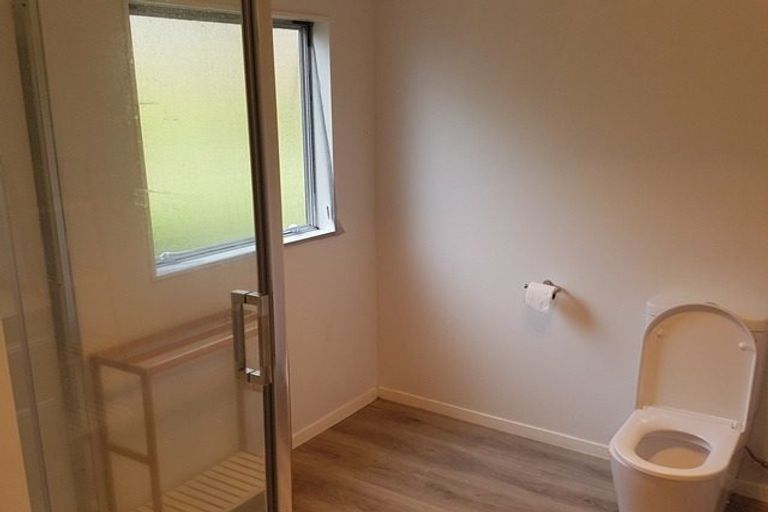 Photo of property in 60 Lagoon Way, West Harbour, Auckland, 0618