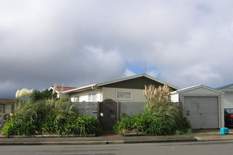 Photo of property in 7 Quigley Street, Newlands, Wellington, 6037