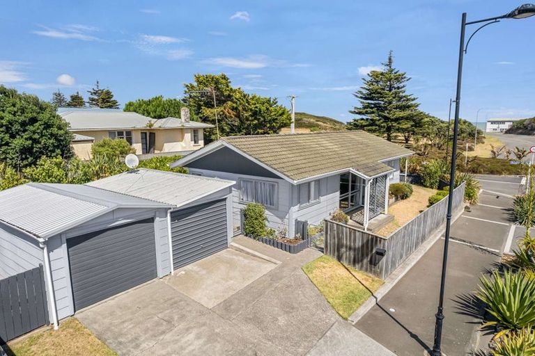 Photo of property in 2 Rangiora Street, Castlecliff, Whanganui, 4501