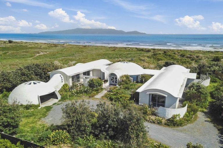 Photo of property in Solemer Beach House, 80 Paetawa Road, Peka Peka, Waikanae, 5391