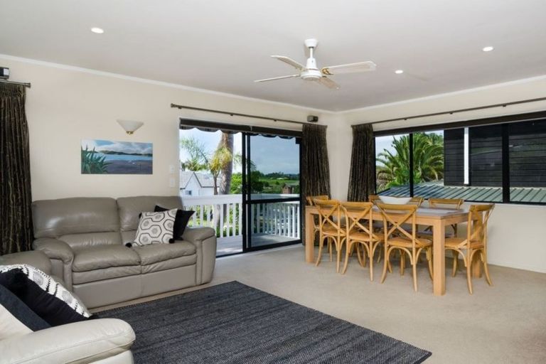Photo of property in 7 Oakpark Place, West Harbour, Auckland, 0618