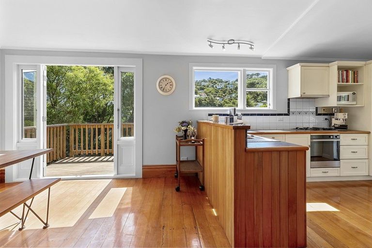 Photo of property in 129 Northland Road, Northland, Wellington, 6012