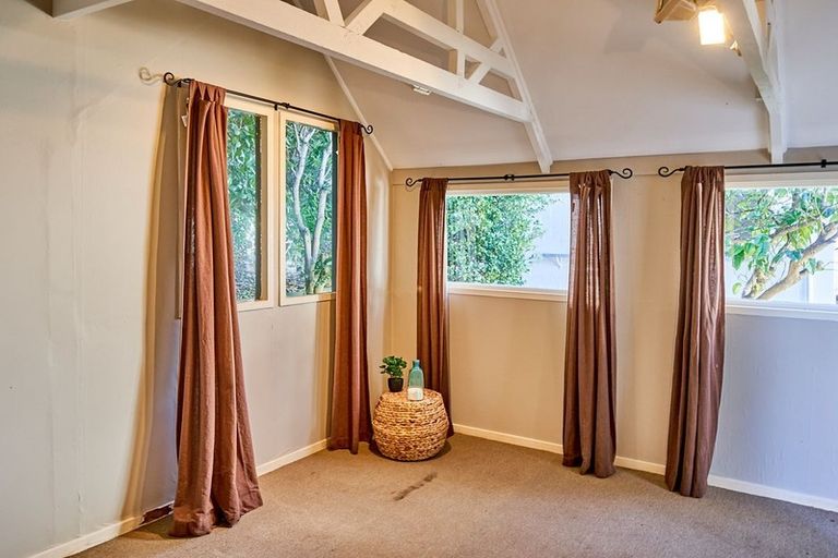 Photo of property in 61 Gloaming Hill, Titahi Bay, Porirua, 5022