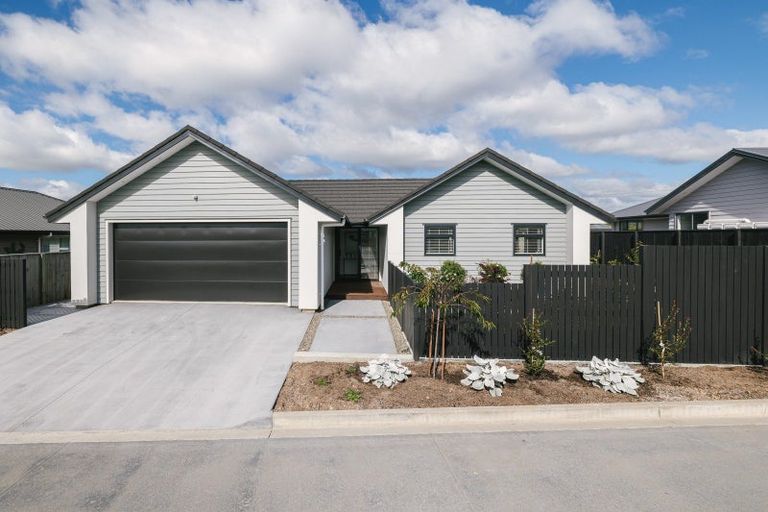 Photo of property in 27 Daniel Place, Kelvin Grove, Palmerston North, 4414