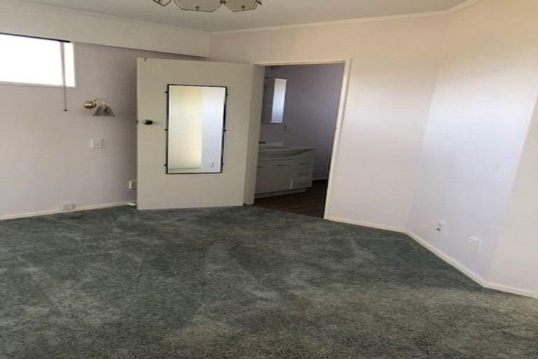 Photo of property in 124 Taylor Terrace, Tawa, Wellington, 5028