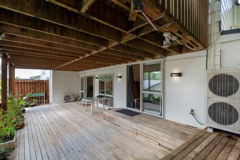 Photo of property in 5 Saddleback Rise, Murrays Bay, Auckland, 0630