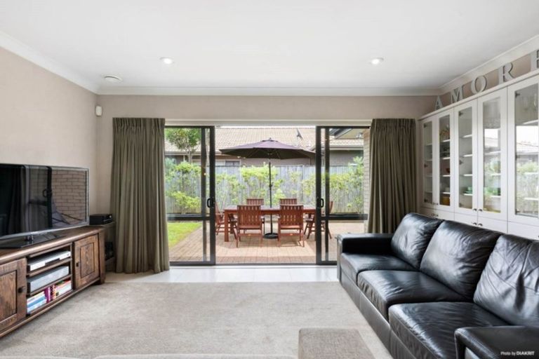 Photo of property in 52 Stranraer Crescent, Wattle Downs, Auckland, 2103