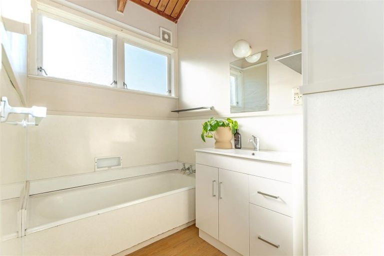 Photo of property in 28 De Lautour Road, Inner Kaiti, Gisborne, 4010