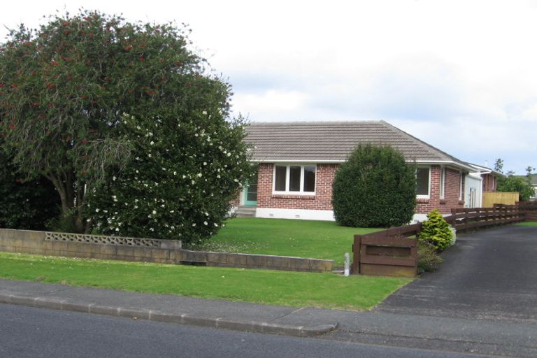 Photo of property in 1/10 Moor Avenue, Te Atatu Peninsula, Auckland, 0610