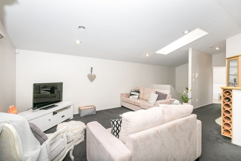 Photo of property in 2/20 Ruakiwi Road, Hamilton Lake, Hamilton, 3204