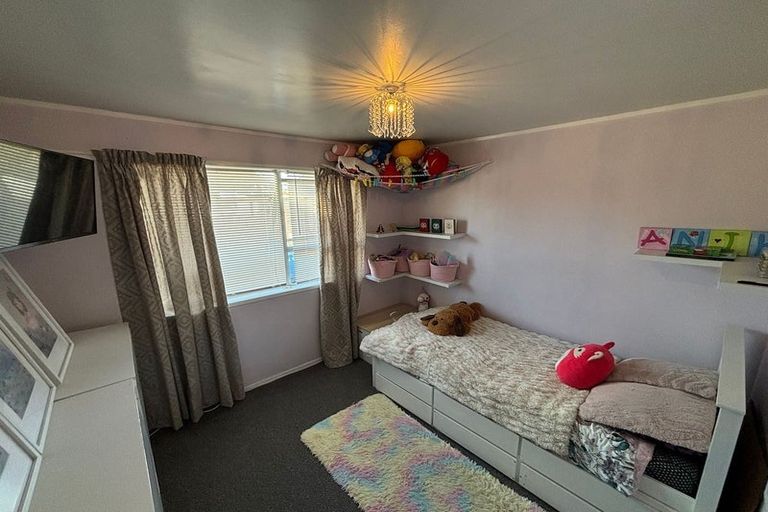 Photo of property in 1/89 Bruce Mclaren Road, Henderson, Auckland, 0612