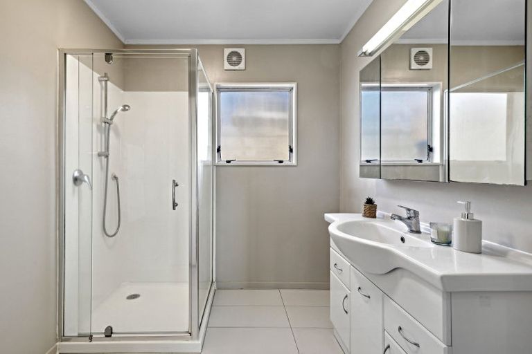 Photo of property in 1/15 Valdese Rise, Browns Bay, Auckland, 0630