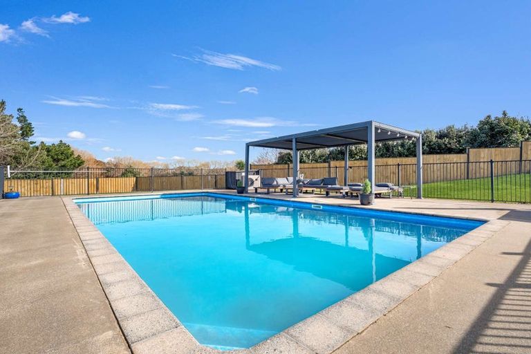 Photo of property in 8 Meadowview Close, Waiuku, 2123