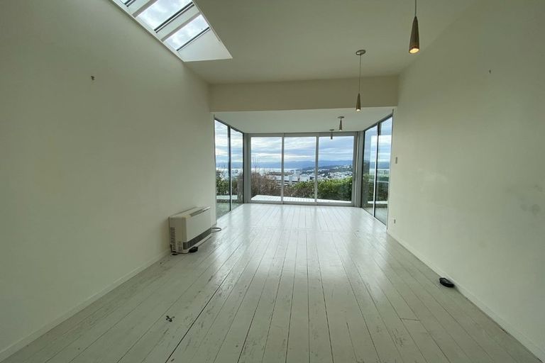 Photo of property in 102 Kelburn Parade, Kelburn, Wellington, 6012